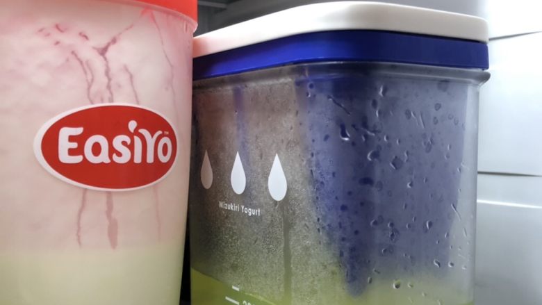 牛油果酱菠菜意面【370大卡】,自制浓稠酸奶用水切器过滤出乳清,盖好盖子冷藏10~24小时。这个过滤器最多可以过滤500g酸奶,过滤时间越久,成品希腊酸奶越浓稠。滤出的乳清含蛋白质很高,别倒掉了,可以用来做饮品,泡隔夜麦片,做面包。