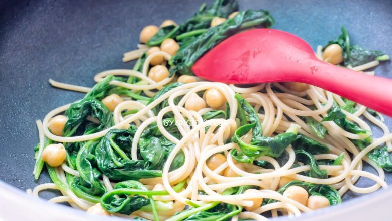 牛油果酱菠菜意面【370大卡】,加意面,少许盐调味。