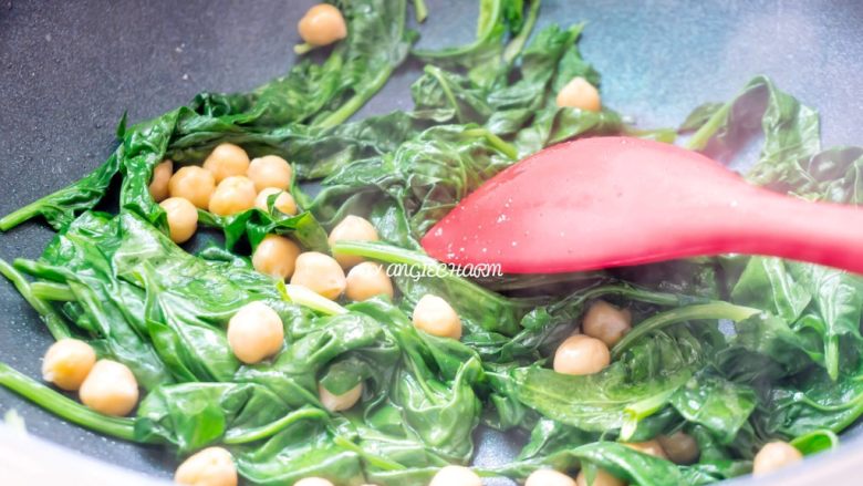 牛油果酱菠菜意面【370大卡】,炒软后加鹰嘴豆。