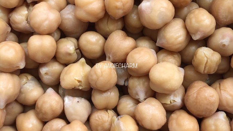 牛油果酱菠菜意面【370大卡】,鹰嘴豆浸泡一晚后,冲洗一下,加高出豆子一厘米的水,用压力锅压20分钟。捞出备用。(如果吃豆类肠胃胀气或频繁“排气”,可以试试泡好鹰嘴豆后,用开水烫一会,再捞出泡进冰水,等外皮起皱了,就把外皮一粒粒的去掉。)