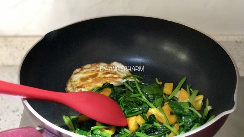 菠菜荷包蛋杂粮套餐(350大卡),不时注意帮鸡蛋翻面。菠菜变软后加少许盐和喜欢的调味粉。