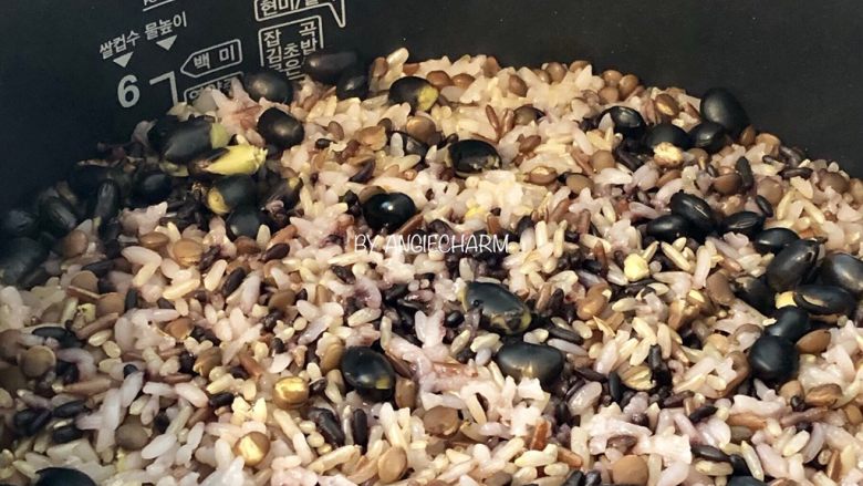 菠菜荷包蛋杂粮套餐(350大卡),煮<a style='color:red;display:inline-block;' href='/shicai/ 8013'>杂粮饭</a>:香米,糙米,红米,高粱米,小扁豆,按1:1:1:1混合,最后加黑米一把,黑豆一把,淘洗干净,加水浸泡30分钟后,开启电饭煲的杂谷饭程序,这个煮饭过程略长,大概50分钟。如果电饭煲没有这个程序可以选精煮,或者浸泡2小时后再煮。