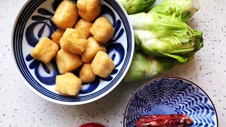 小米椒腊肠儿菜油豆腐,首先我们准备好所有食材,适量的意思是你想用多少就多少,没有规定,吃的人多就多一点,反则就少一点