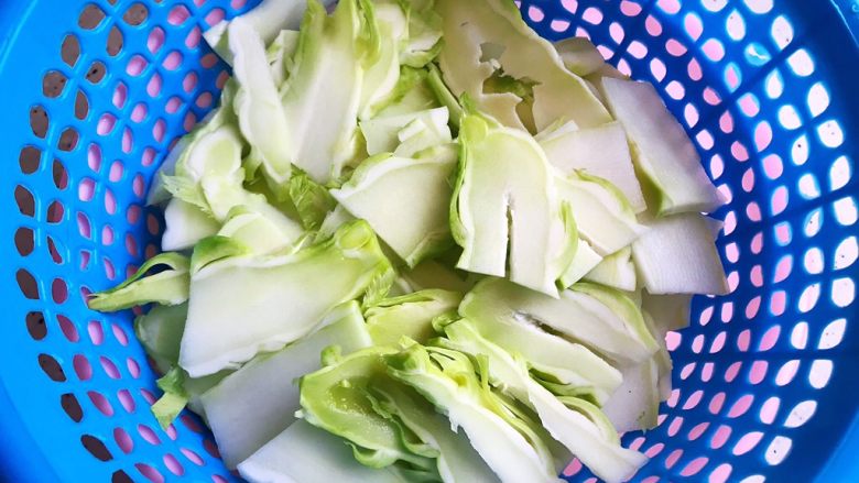小米椒腊肠儿菜油豆腐,<a style='color:red;display:inline-block;' href='/shicai/ 2793'>儿菜</a>处理干净,洗净之后切成薄片,控干水分