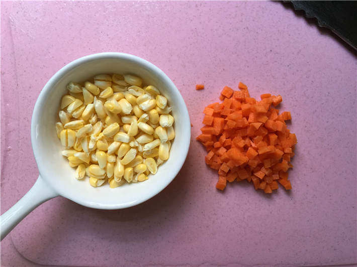 玉米鸡肉肠,胡萝卜切丁,玉米对半切块。