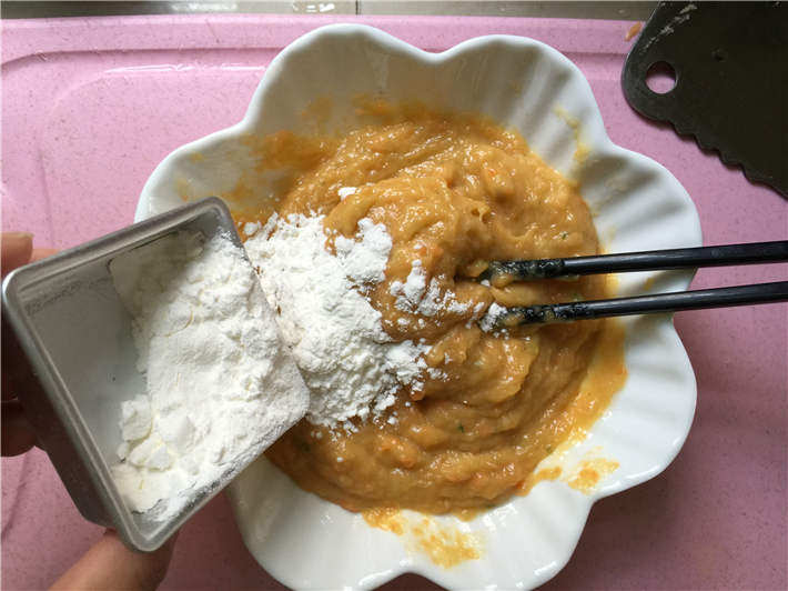 玉米鸡肉肠, 加入淀粉再顺着同一个方向搅拌均匀,至淀粉和肉糜相互吸收。PS:玉米淀粉、马铃薯淀粉、地瓜淀粉、生粉都是可以的。