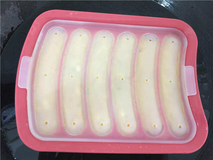 玉米鸡肉肠,盖上盖子,防止过多的水蒸气进入,冷水上锅,放入蒸架,大火蒸 20 分钟。