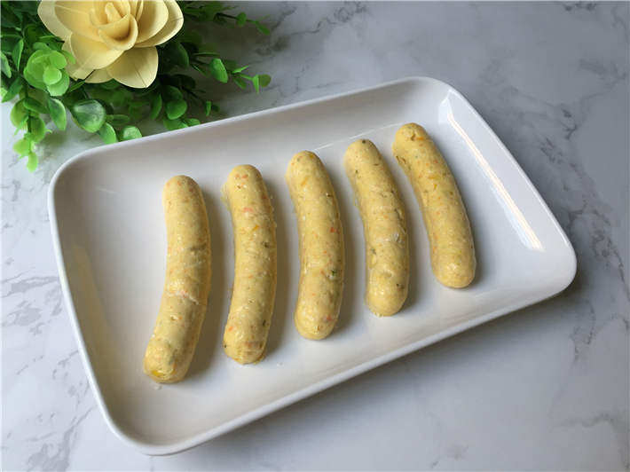 玉米鸡肉肠,出锅后稍微晾凉,即可脱模食用。