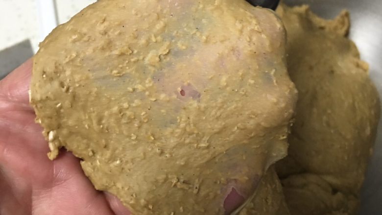 红糖双吐司-小麦预拌粉,重复步骤6操作,面团出手套膜。