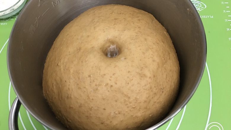 红糖双吐司-小麦预拌粉,发酵完成后拿出,用手指戳一下不反弹。