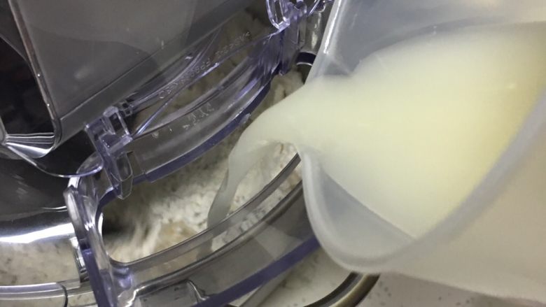 红糖双吐司-小麦预拌粉,启动厨师机搅拌,倒入发酵液。