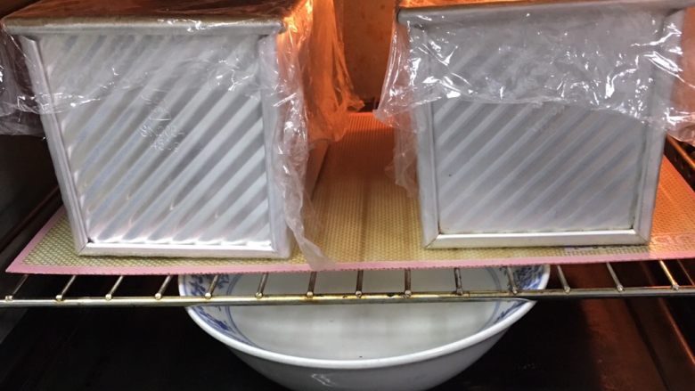 红糖双吐司-小麦预拌粉,送入烤箱两次发酵,方法同上也是60分钟。