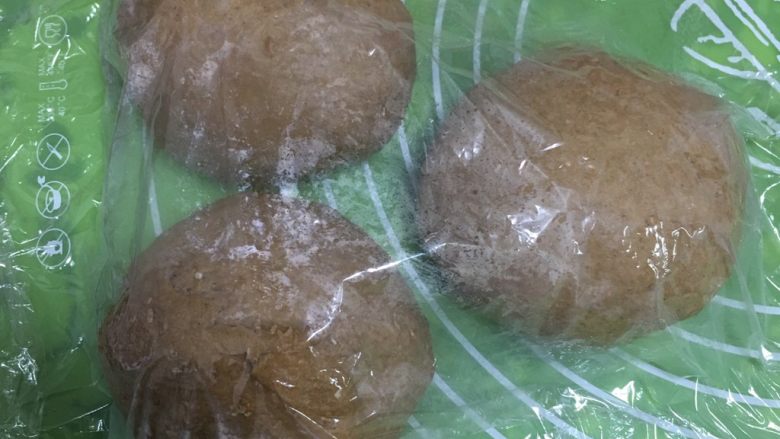 红糖双吐司-小麦预拌粉,分成六个剂子,分别盖上保鲜膜静置20分钟。