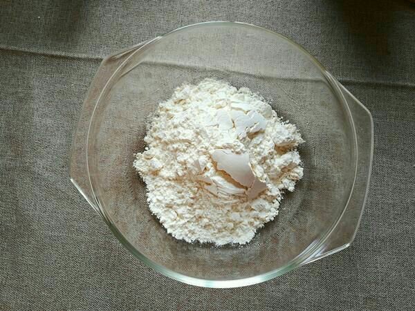 蒸烫面春饼,面粉放入盆中,加入适量的盐,搅匀