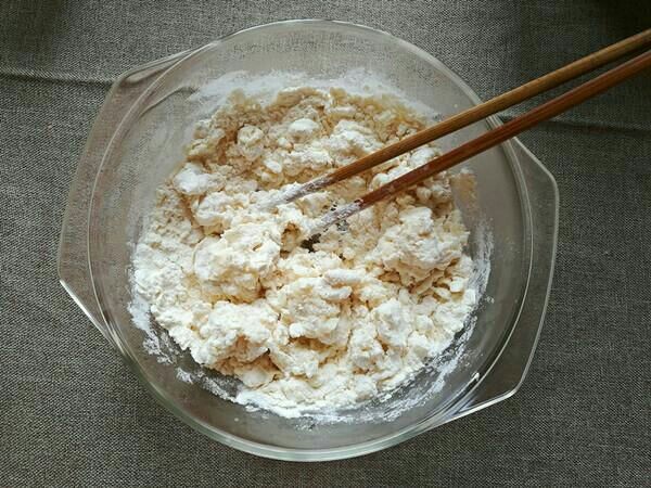 蒸烫面春饼,加入开水,搅匀