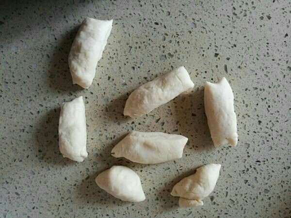 蒸烫面春饼,取出,分成大小相同的剂子