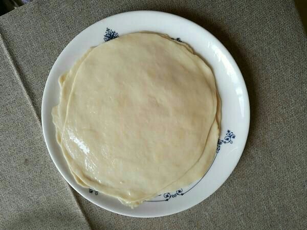 蒸烫面春饼,放入碟子里。我试了下,即使二张一起擀,也能分开的,所以,尽量擀薄擀大点