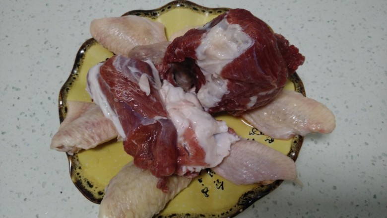 酱羊肉、牛肉、鸡翅炖土豆粉,<a style='color:red;display:inline-block;' href='/shicai/ 96'>鸡翅</a>、<a style='color:red;display:inline-block;' href='/shicai/ 216'>牛肉</a>、<a style='color:red;display:inline-block;' href='/shicai/ 329'>羊肉</a>从冰箱拿出，解冻后洗净。
