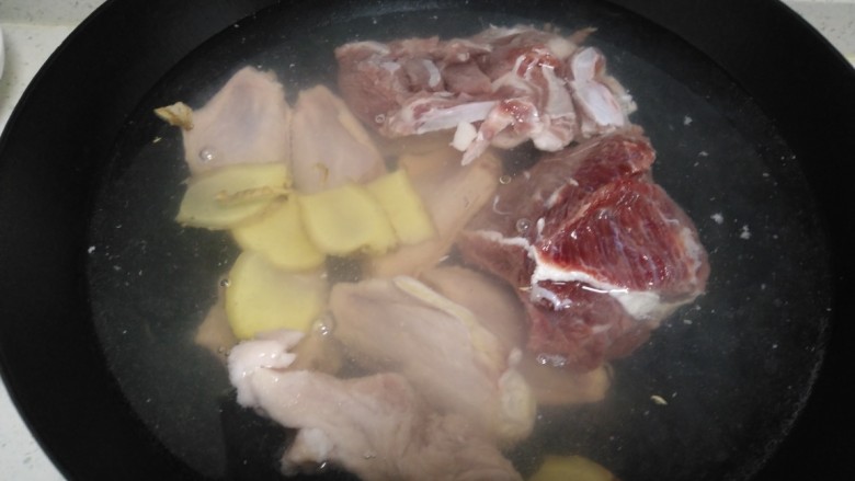 酱羊肉、牛肉、鸡翅炖土豆粉,放入锅中,加入<a style='color:red;display:inline-block;' href='/shicai/ 37'>姜</a>片和沫过肉的清水。