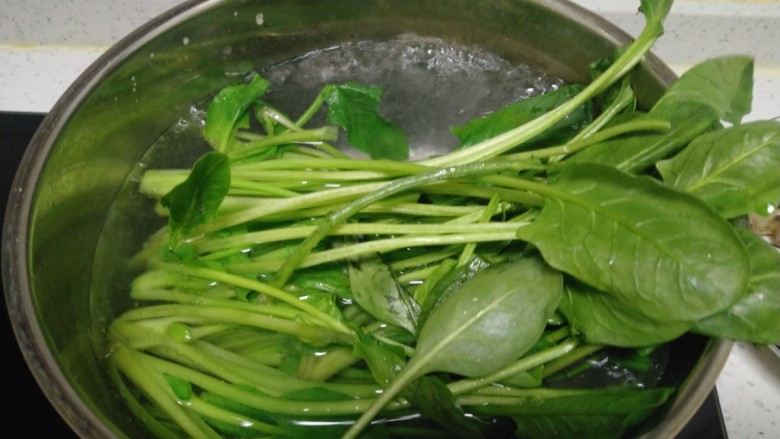 酱羊肉、牛肉、鸡翅炖土豆粉,<a style='color:red;display:inline-block;' href='/shicai/ 117'>菠菜</a>洗净焯水30秒,捞出。
