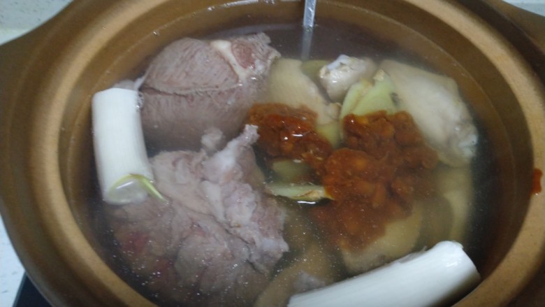 酱羊肉、牛肉、鸡翅炖土豆粉,加入<a style='color:red;display:inline-block;' href='/shicai/ 705'>豆瓣酱</a>,开大火煮。