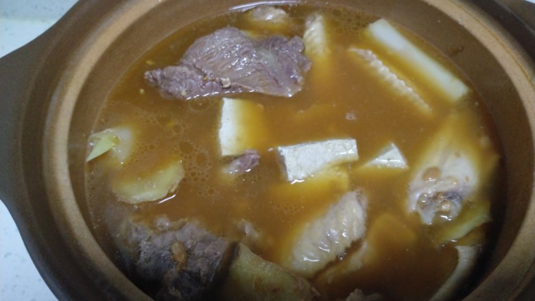 酱羊肉、牛肉、鸡翅炖土豆粉,水开后转小火煮40分钟,加入豆腐煮15分钟。