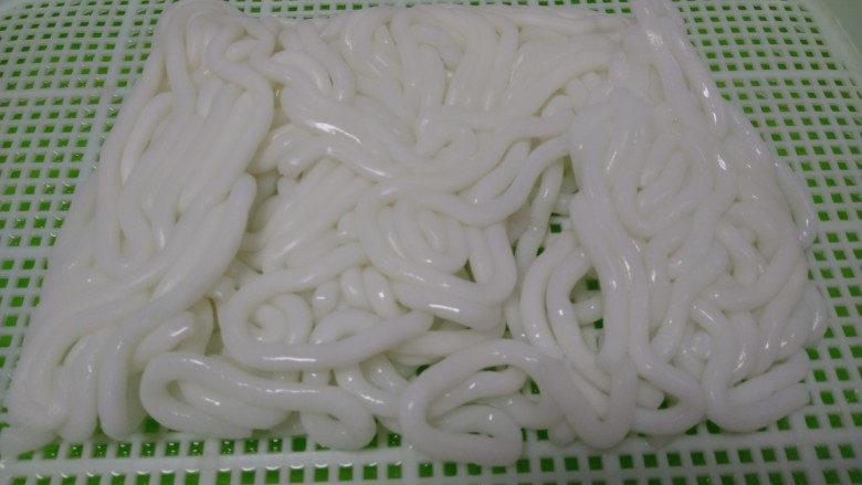 酱羊肉、牛肉、鸡翅炖土豆粉,土豆粉准备好。