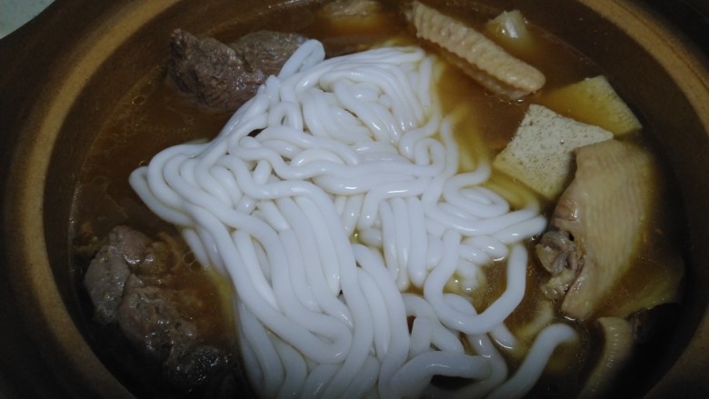 酱羊肉、牛肉、鸡翅炖土豆粉,加入土豆粉,煮1分钟。