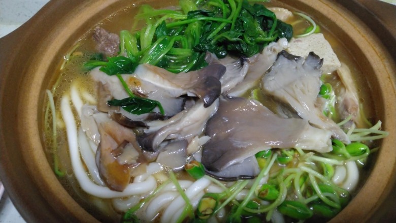 酱羊肉、牛肉、鸡翅炖土豆粉,加入<a style='color:red;display:inline-block;' href='/shicai/ 231'>平菇</a>煮1分钟,加入菠菜。