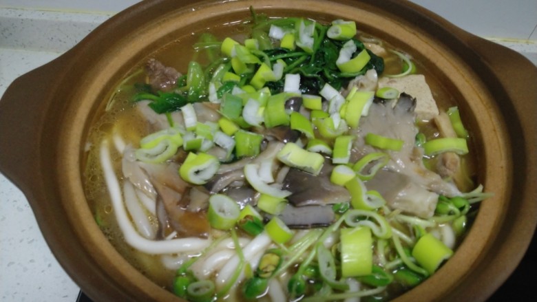 酱羊肉、牛肉、鸡翅炖土豆粉,关火,撒上葱碎。