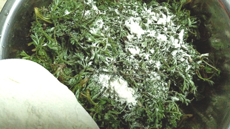 白蒿蒸麦饭,控好水,白蒿里放少许盐和碱面,(放碱面菜不会变黄保持绿色)在撒上<a style='color:red;display:inline-block;' href='/shicai/ 519'>面粉</a>
