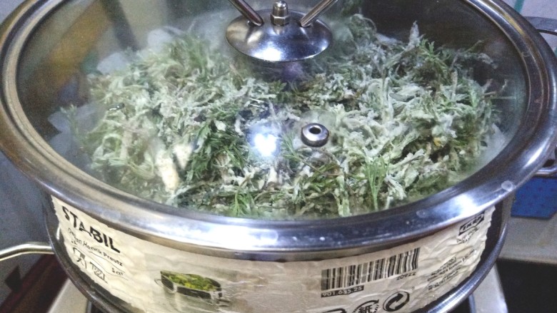 白蒿蒸麦饭,盖好盖子,开火上汽后蒸7至8分钟即可