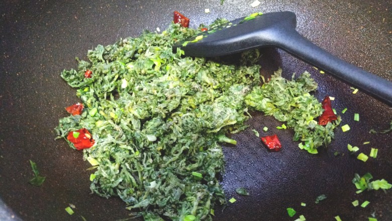 白蒿蒸麦饭,翻炒均匀,就可以出锅了