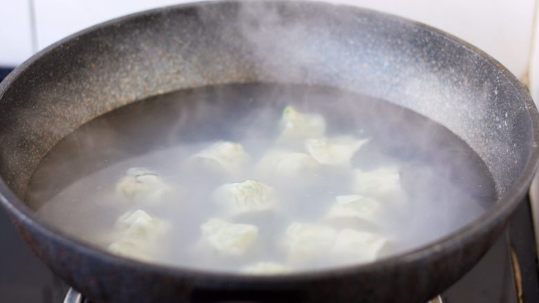 猪肉荠菜云吞,锅里放水,水开后下入云吞,水来后放入2次半小碗的水,云吞漂起来就熟了。