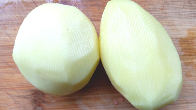 青黄椒洋葱凉拌土豆丝,<a style='color:red;display:inline-block;' href='/shicai/ 23'>土豆</a>洗净去皮