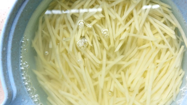 青黄椒洋葱凉拌土豆丝,今天偷懒了土豆丝不是切的，是擦丝，擦好用凉水冲洗一下