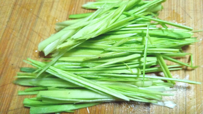 青黄椒洋葱凉拌土豆丝,<a style='color:red;display:inline-block;' href='/shicai/ 3349'>蒜苗</a>洗净，切丝