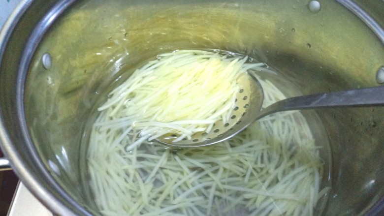 青黄椒洋葱凉拌土豆丝,土豆丝用开水焯一下，焯熟