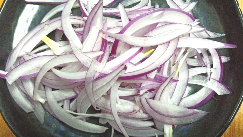 青黄椒洋葱凉拌土豆丝,切丝