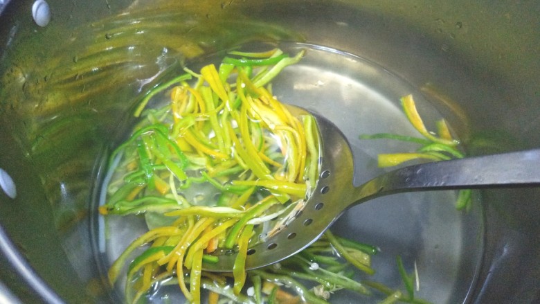 青黄椒洋葱凉拌土豆丝,辣椒丝也焯一下水