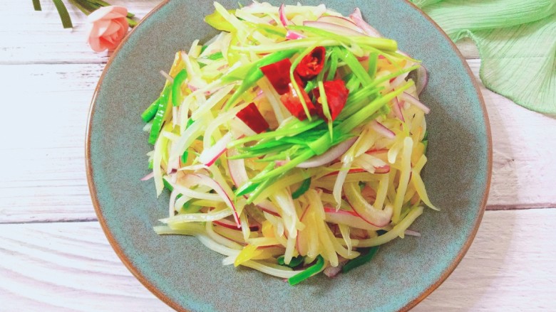 青黄椒洋葱凉拌土豆丝,香香脆脆，清清爽爽的凉拌青黄椒，洋葱凉拌土豆丝就好了土豆丝