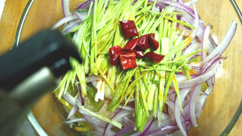 青黄椒洋葱凉拌土豆丝,加入蒜苗丝干辣椒段<a style='color:red;display:inline-block;' href='/shicai/ 847'>香油</a>，<a style='color:red;display:inline-block;' href='/shicai/ 5506'>麻油</a>，醋，盐，