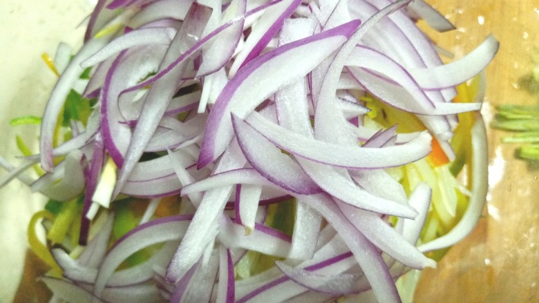 青黄椒洋葱凉拌土豆丝,土豆丝，洋葱丝，辣椒丝放入容器中