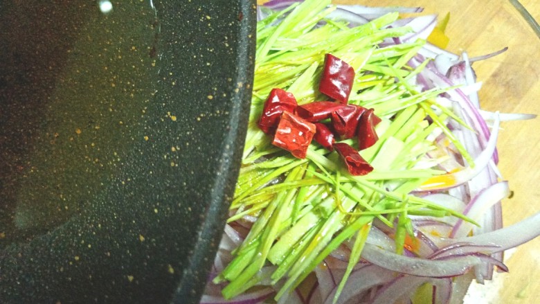 青黄椒洋葱凉拌土豆丝,烧好，淋入碗中，泼香干辣椒，搅拌均匀，装盘