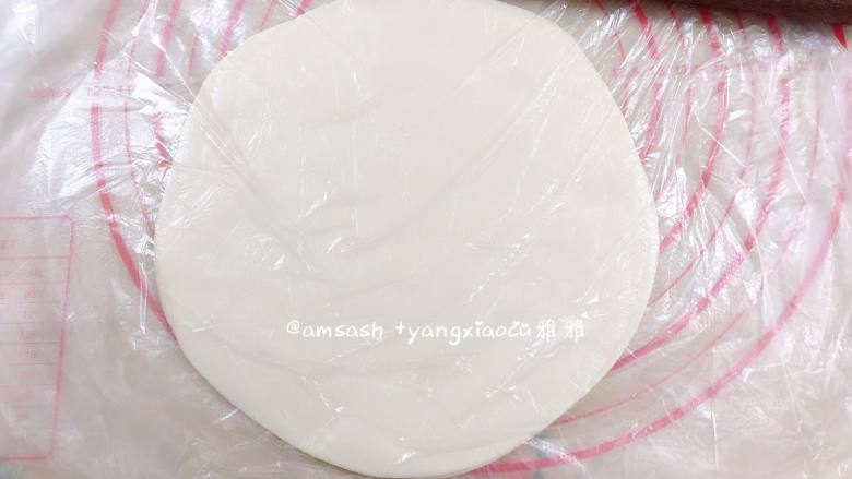 三丝春卷,把刷了油的饺子皮装进保鲜袋中,擀开擀薄
