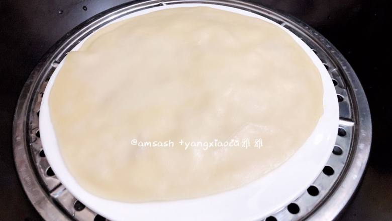 三丝春卷,蒸至饼皮能明显的看到鼓泡泡,那饼皮就蒸熟了,然后趁热时一张张揭开,凉了不好揭