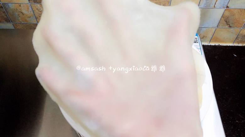 三丝春卷,每张都很薄很透,暂时不吃的话,要用湿布盖起来