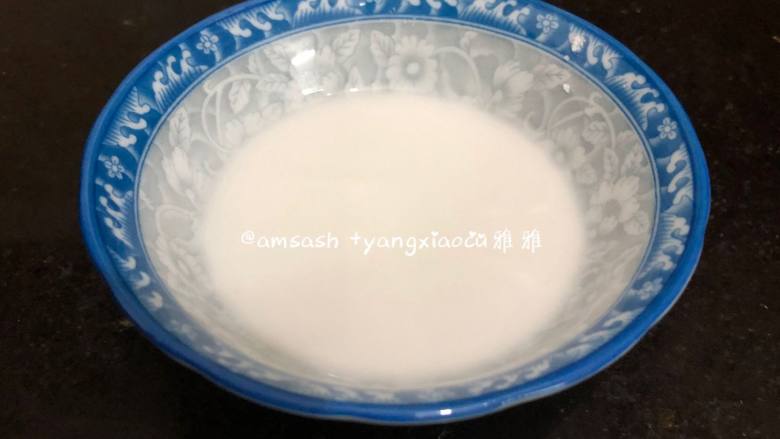 三丝春卷,面粉加一些清水,搅匀和成糊