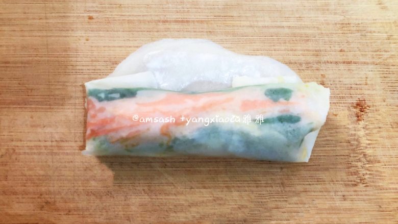三丝春卷,卷起之后,在封口处抹上面面糊包好