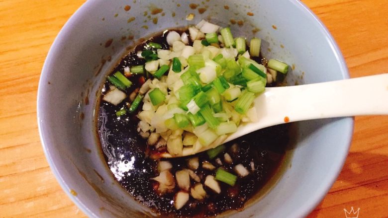 皮蛋豆腐,加入蒜头,香葱